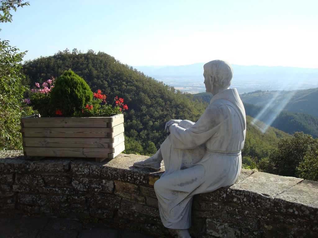 Franziskus schaut vom Kloster Montecasale in den Apennin