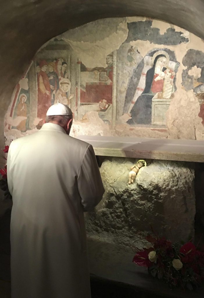 Papst Franziskus besuchte im Januar 2016 überraschend Greccio, um dort zu beten, wo die erste Weihnachtskrippe stand. Quelle: CNA – the Catholic New Agency. Photo: Osservatore Romano