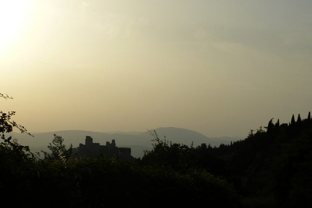 Von Fontemaggio aus: Abendlicher Blick auf Assisi