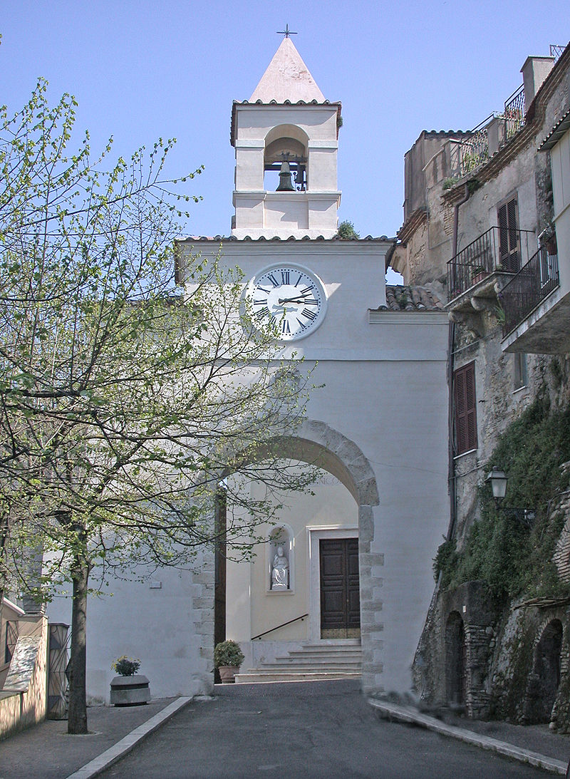 Durch das Stadttor von Montelibretti geht es durch die Altstadt bis in den neuen Teil von Montelibretti, wo die Casa Vacanza B&B wartet. Quelle: Von MM - https://commons.wikimedia.org/w/index.php?curid=2601104